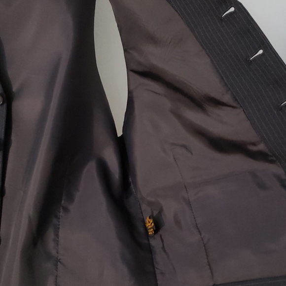 A suit vest - Picture 4 of 5